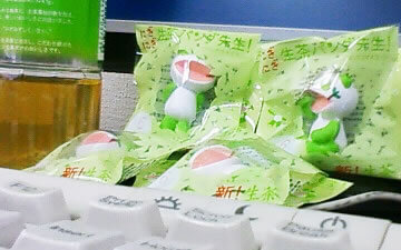 机の上に散らばっています。 机の上に散らばっています。