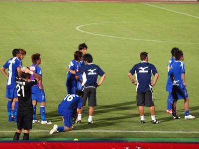 110716-02 リプレイに見入る選手達
